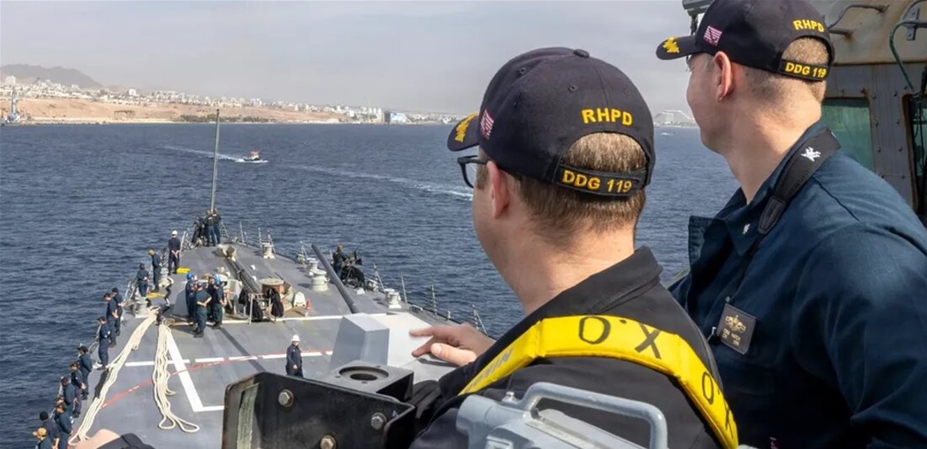 المدمرة الأميركية ديلبرت دي بلاك تغادر ميناء إيلات