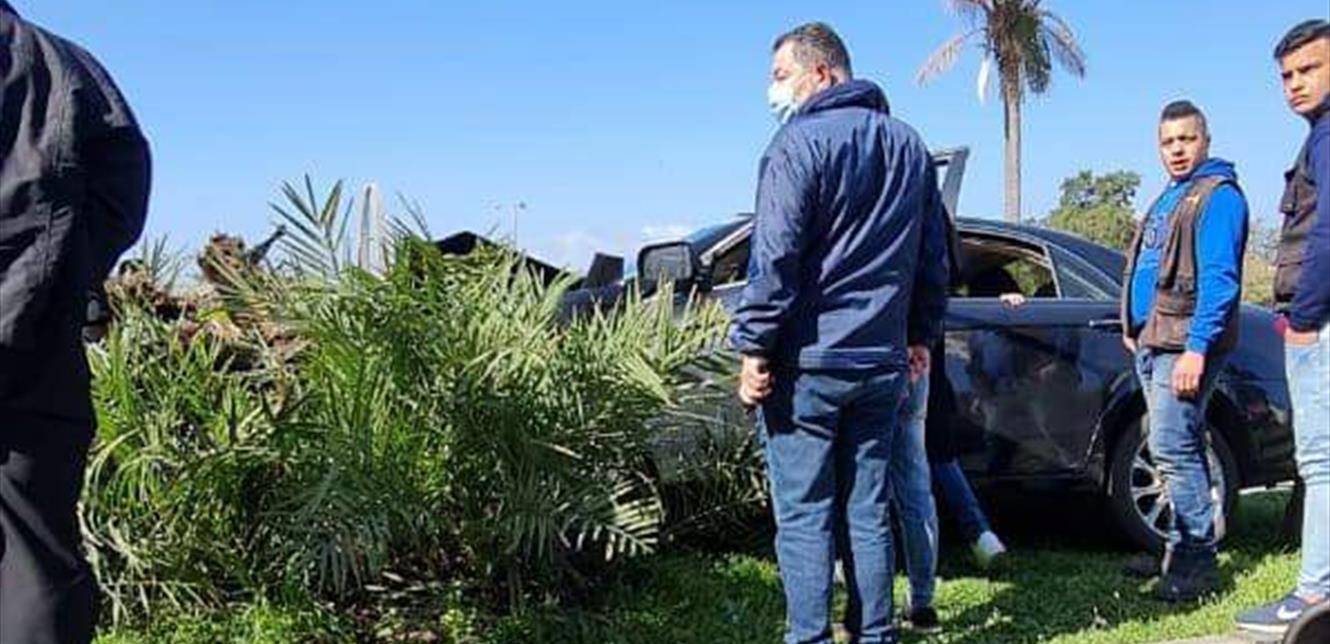 اصطدام سيارة بالفاصل الإسمنتي على طريق المعرض - طرابلس (صور)