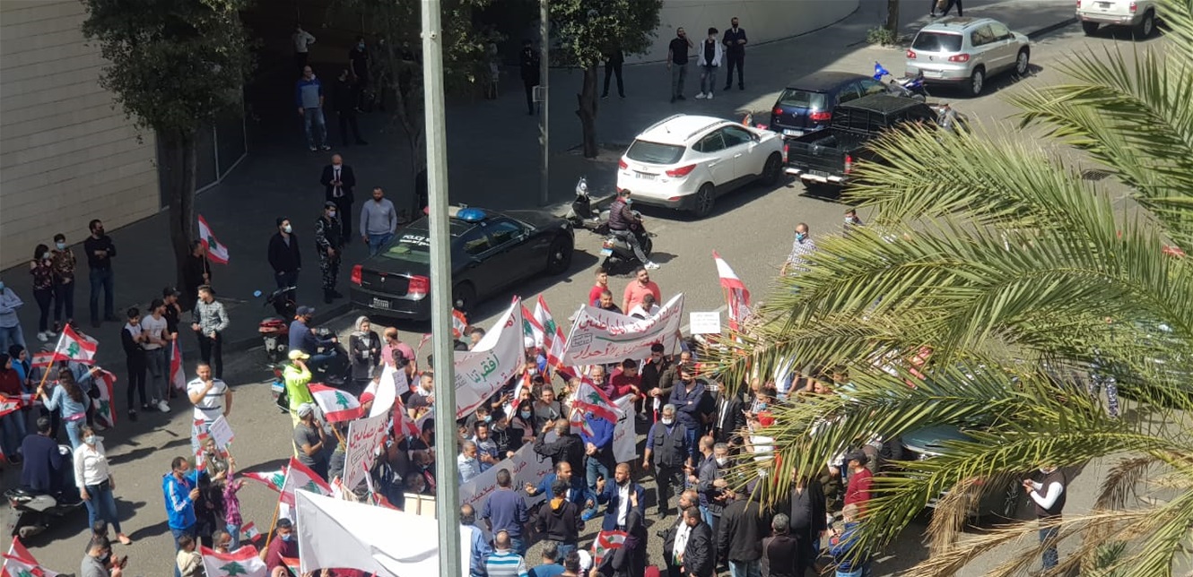 محتجون امام منزل دياب وتلفزيون لبنان (فيديو)