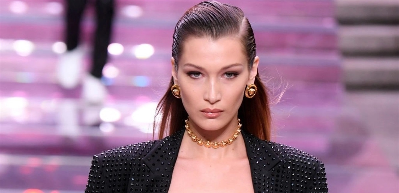 بيلا حديد تقفز بالمظلة وتقود دراجة نارية في قطر (صور) – بوابة مشاهير