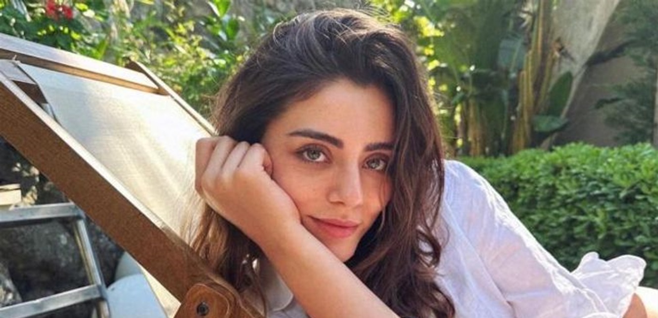 Turkish Actress Sela Türkoglu’s Old Photo Surfaces: Transformation from Overweight Teenager to Stunning Star