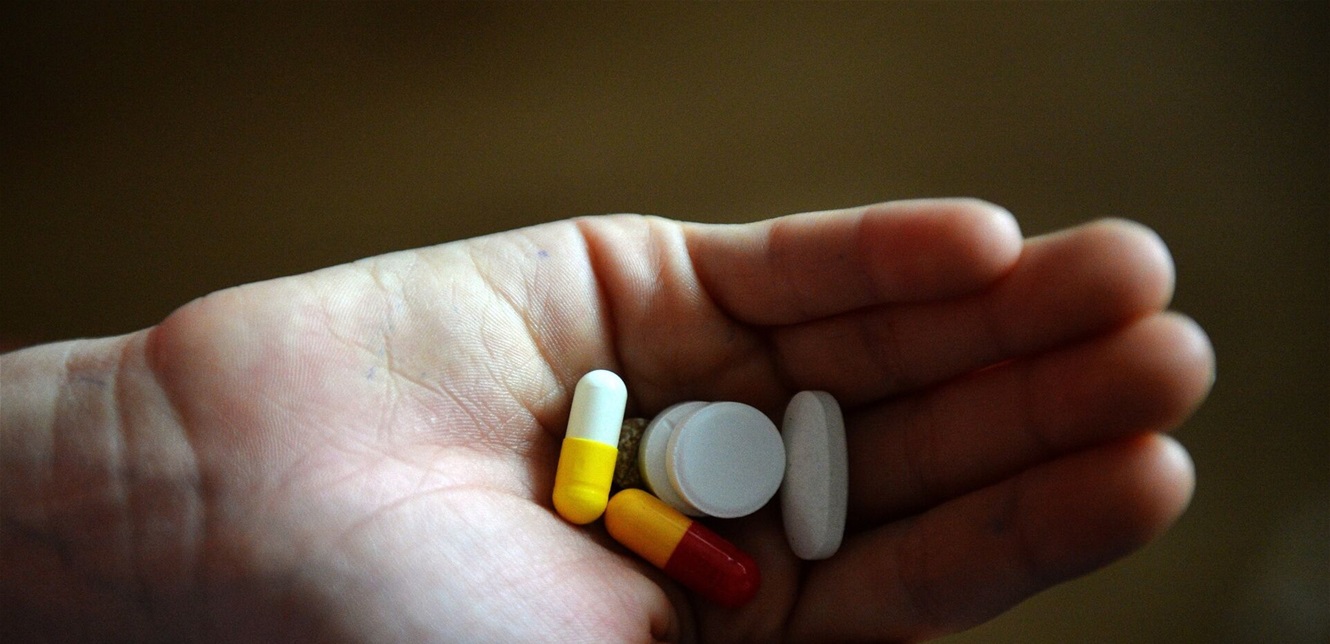 Лекарства продляющие жизнь. Кодеинсодержащие препараты обезболивающие. Красная либо синяя таблетка.