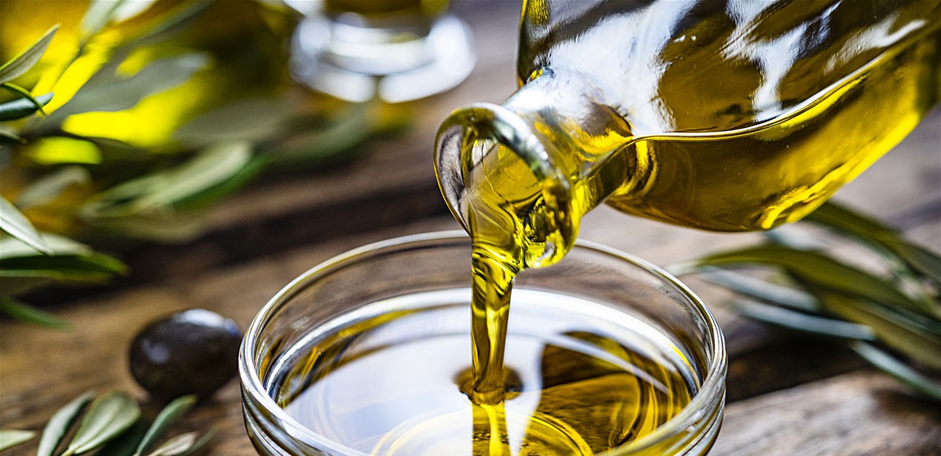 Масло оливковое белки. Оливковое масло. Масло оливы. Оливки и оливковое масло. Оливковое масло в древности.