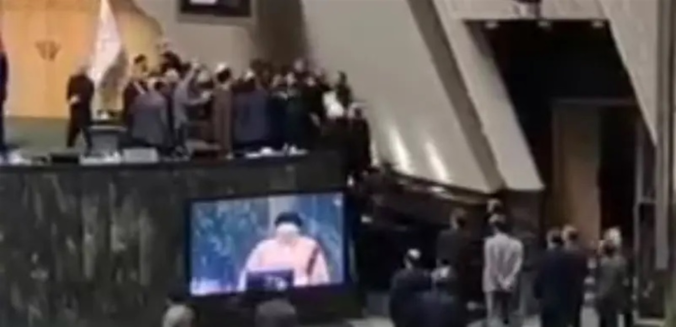في أول اجتماع للبرلمان الإيراني الجديد.. تدافع ومشادات كلامية بين النواب وفيديو يوثق