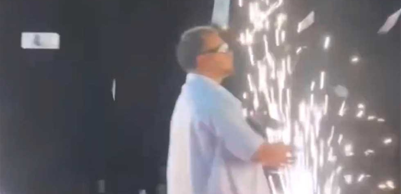 اخبار الفن:"يا عيب الشوم على هيك مستوى".. فنان لبناني شهير يرمي الدولارات  على الجمهور ويتعرّض لهجوم عنيف (فيديو)