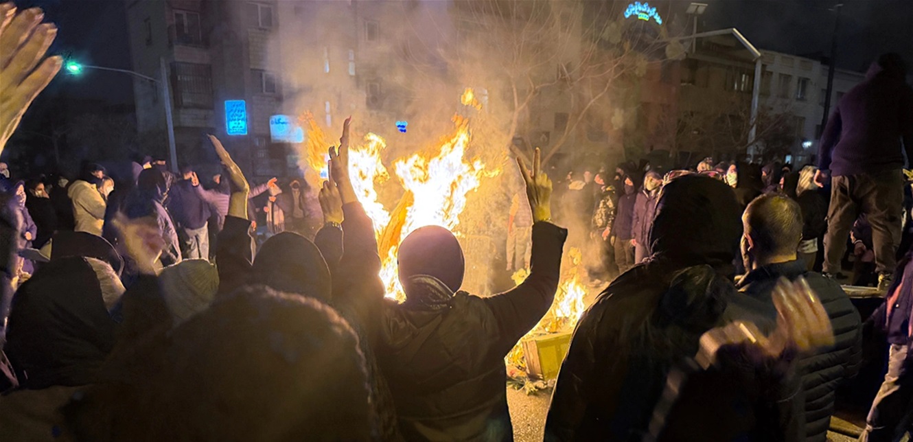 مهلة الـ 72 ساعة.. شرطة إيران تلوّح بـالعفو المشروط للمحتجين