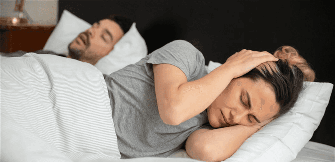 لماذا لا تستيقظ على صوت شخيرك؟ طبيب يكشف السر