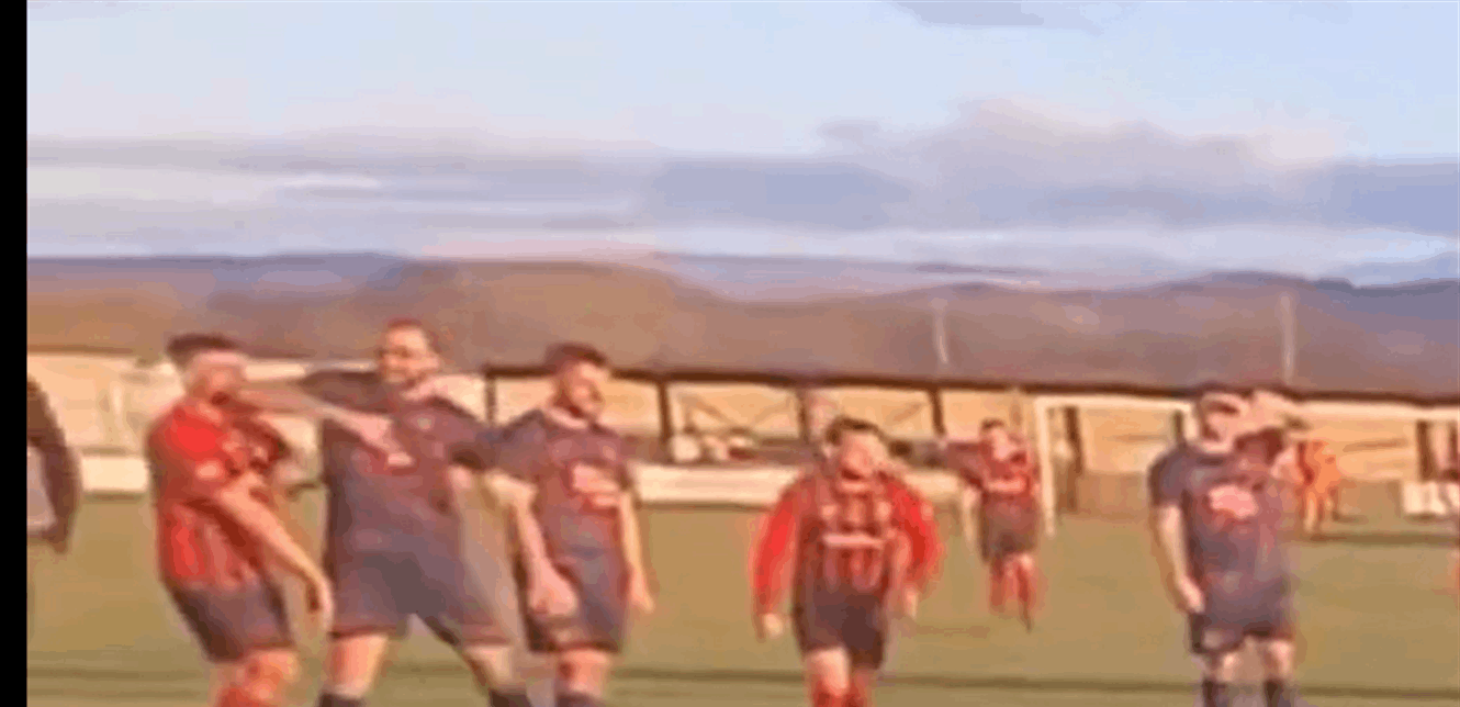 بالفيديو.. ضربة مرفق تُحوّل مباراة إلى قضية جنائية