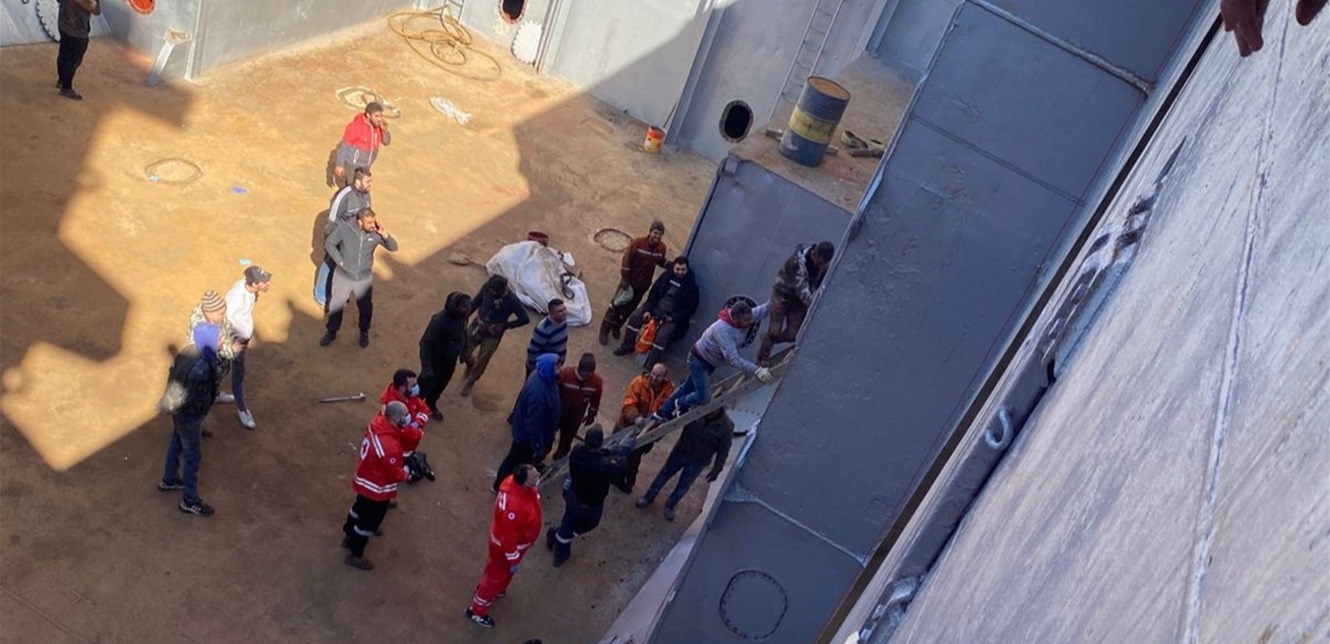 إنقاذ عامل في إحدى البواخر