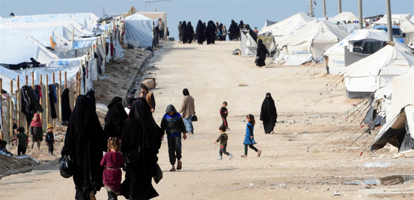 يضمّ عائلات لـداعش... معارك عنيفة في مُحيط مُخيّم الهول في سوريا