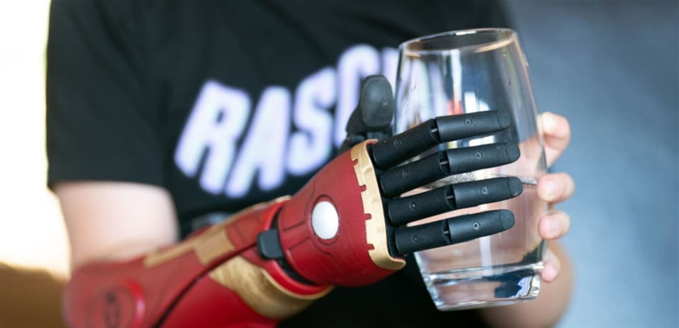 يد اصطناعية تضبط قبضتها تلقائيًا