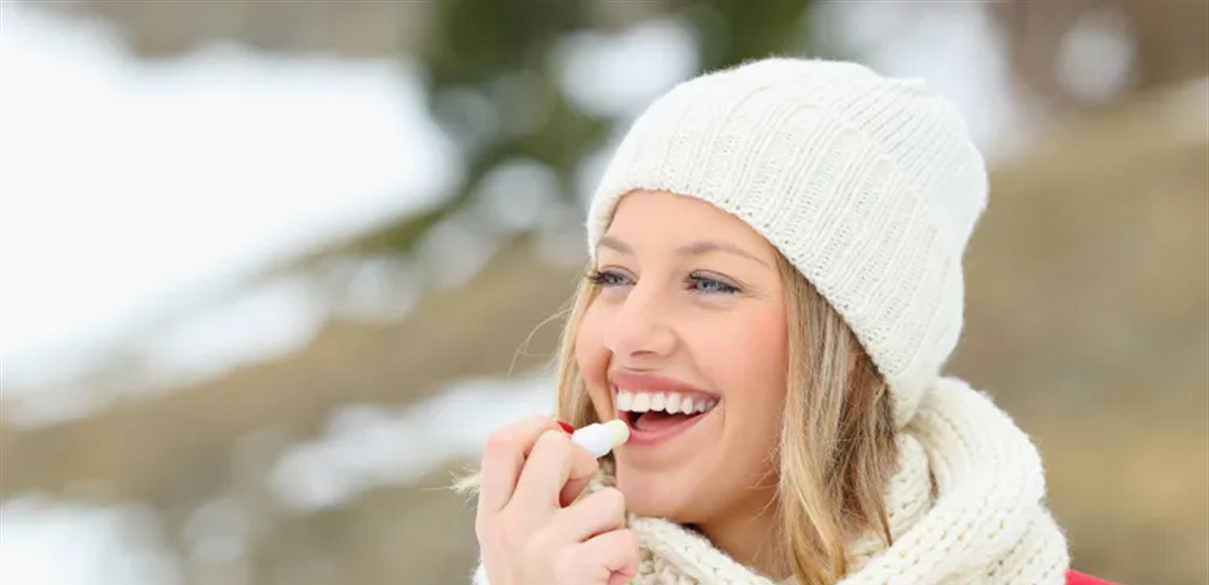 لحماية شفتيكِ من قسوة الشتاء.. إليكِ خارطة الطريق لابتسامة مخملية