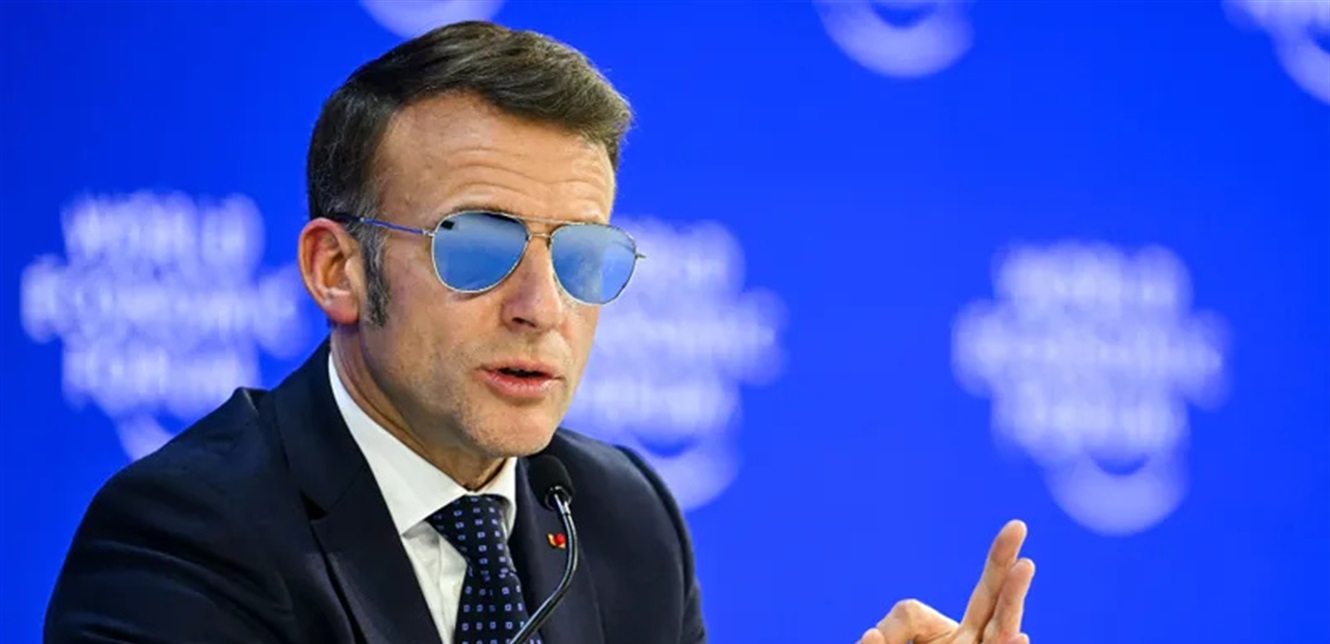 ماكرون والنظارات الزرقاء... ما القصة؟