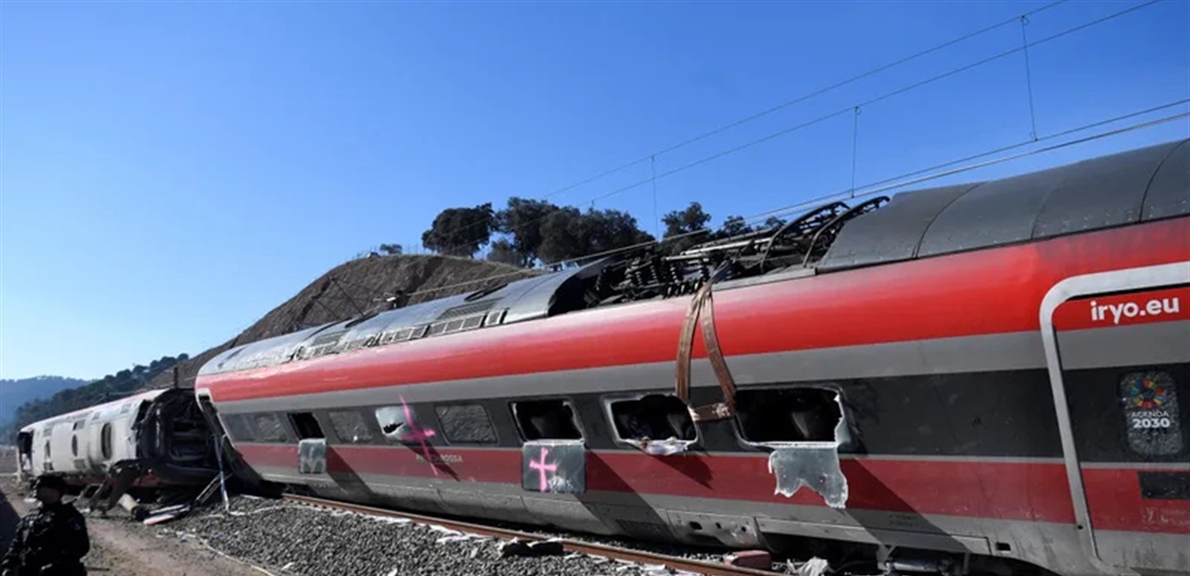 عمليات البحث مستمرة بعد كارثة اصطدام قطارين في اسبانيا