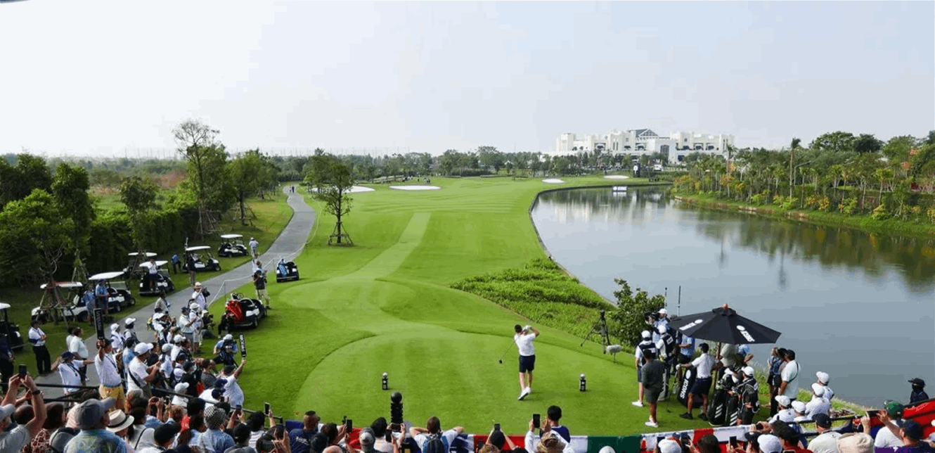 أساطير الكرة على العشب الأخضر