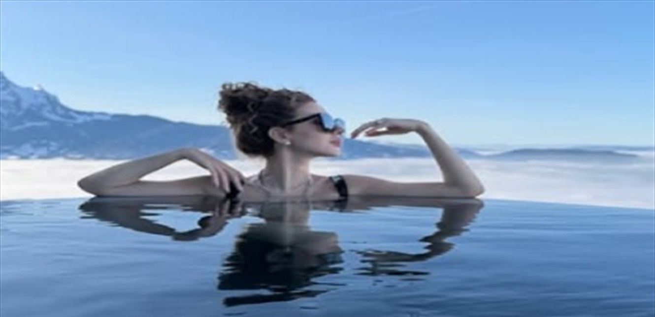 بالصور... ميريام فارس في حوض السباحة في درجة 7 تحت الصفر!