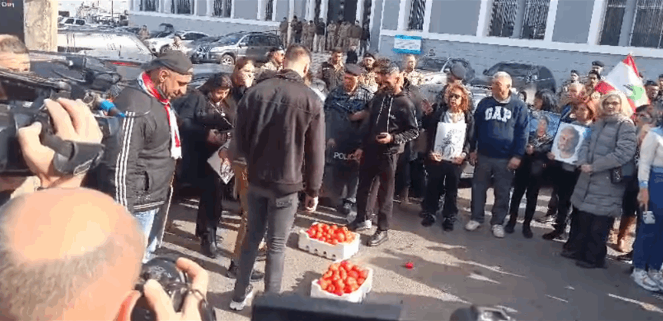 بالفيديو.. أهالي ضحايا المرفأ يرشقون مبنى الجمارك بالبندورة