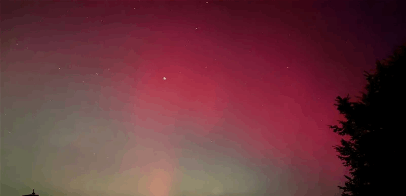 أقوى عاصفة شمسية ضربت الأرض.. شاهدوا بالصور كيف تحوّلت السماء إلى الأحمر