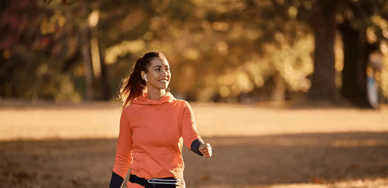 كيف يُحسّن المشي مع الموسيقى المزاج والتركيز؟