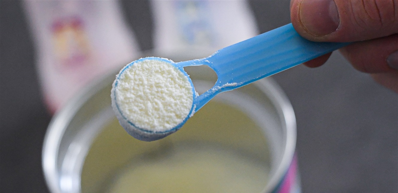 بعد وفاة رضيعين.. حليب ملوث بمادة سامة يُثير الهلع