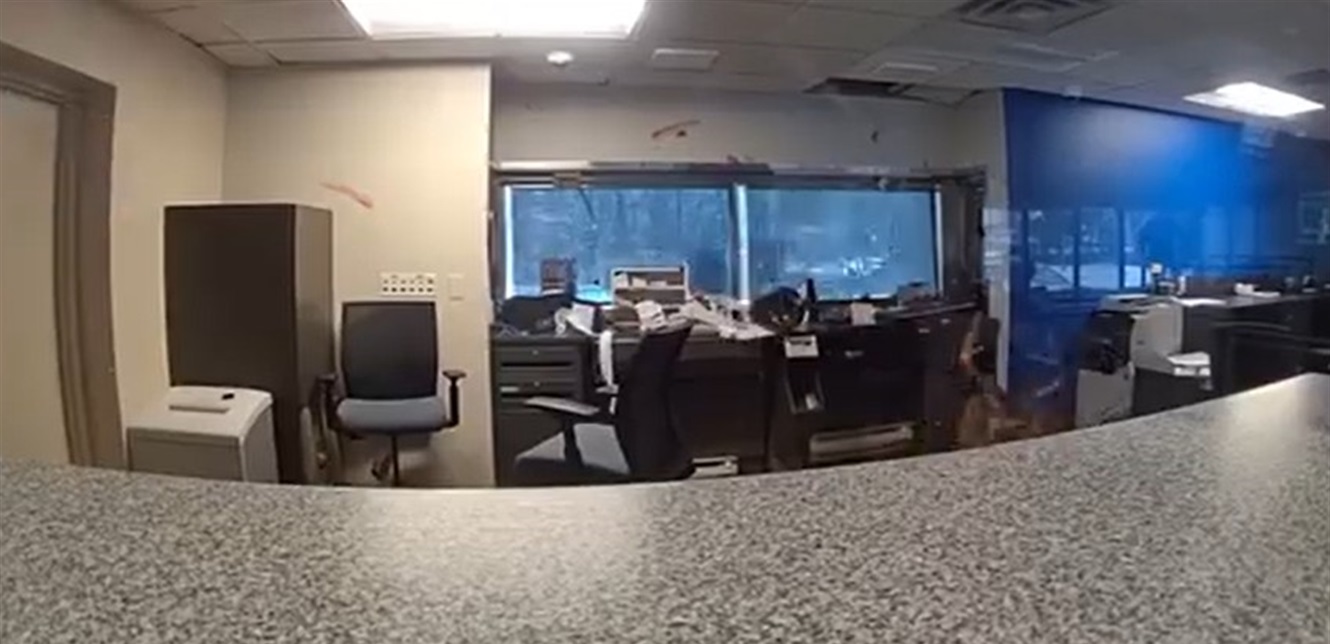 اقتحام لأحد المصارف.. ومُفاجأة بهوية السارق! (فيديو)