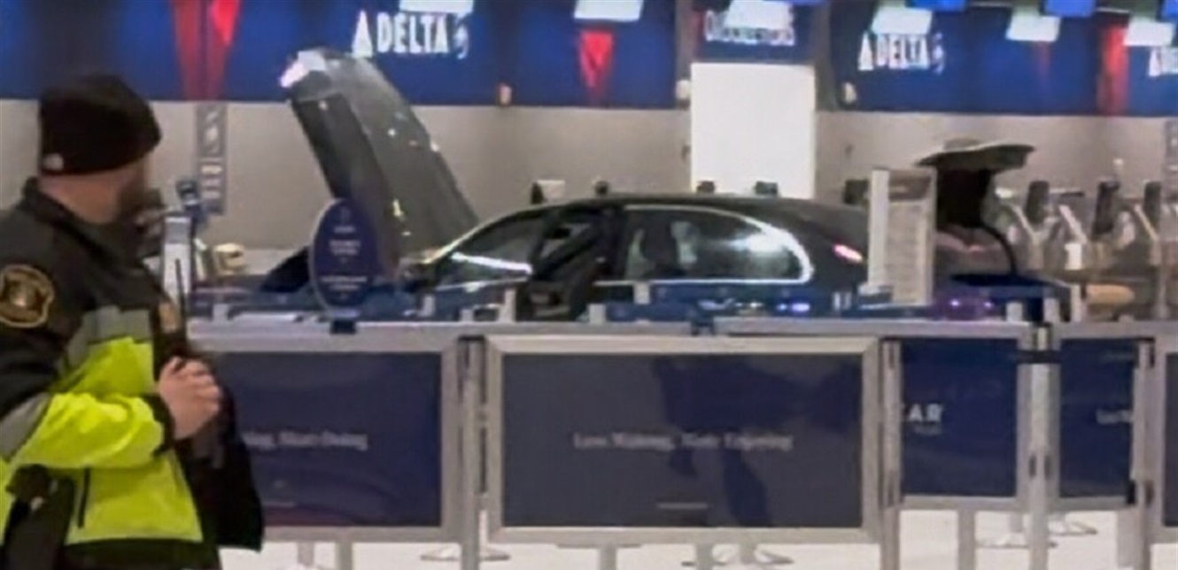 6 أشخاص أُصيبوا... سيارة تحطّمت داخل مطار أميركيّ