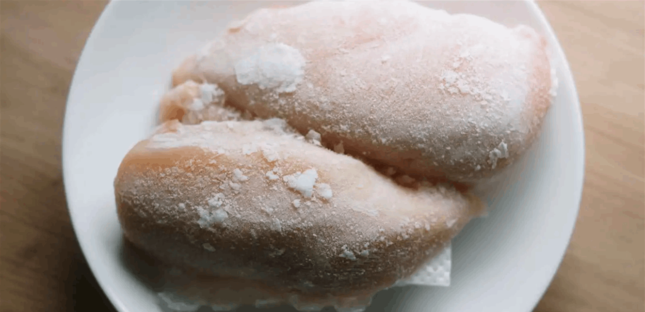 طريقة مبتكرة لإذابة اللحوم خلال 15 دقيقة.. هل هي آمنة؟