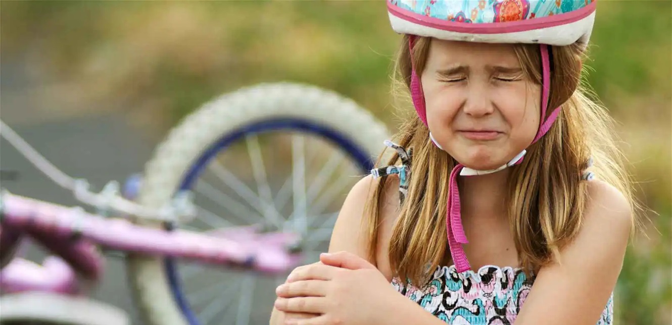 تحذير للآباء من عبارة تدمر مشاعر الأطفال عند الإصابة