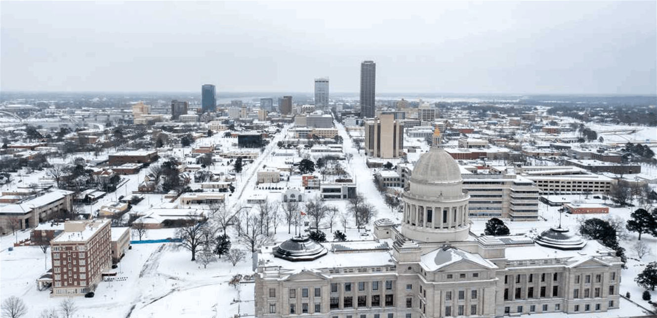 إعلان حالة الطوارئ في 10 ولايات.. عاصفة قوية تضرب أميركا وتُربك السفر