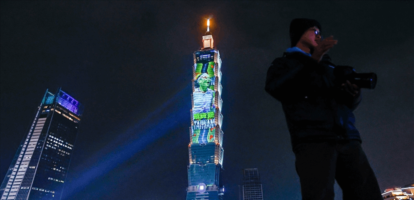 إنجاز تاريخي.. رجل تسلق ناطحة سحاب من دون أدوات الأمان