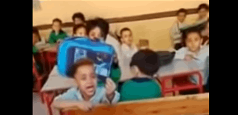 طفل في المدرسة يشعل الإنترنت.. "عايز أنام ربع ساعة بس يا حجة"!