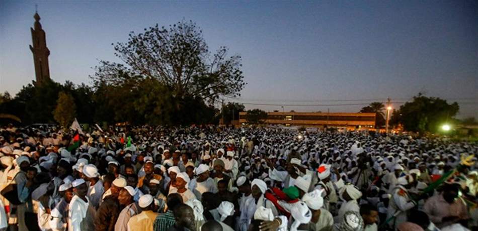 السودان على صفيح ساخن والبشير مطالب بالتنحي السودان على صفيح ساخن والبشير مطالب بالتنحي