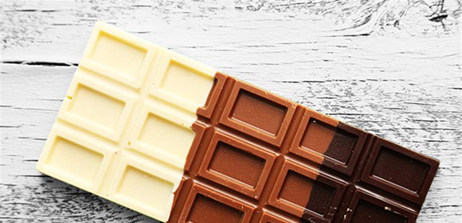 الشوكولاتة الداكنة أم البيضاء أيهما تختار