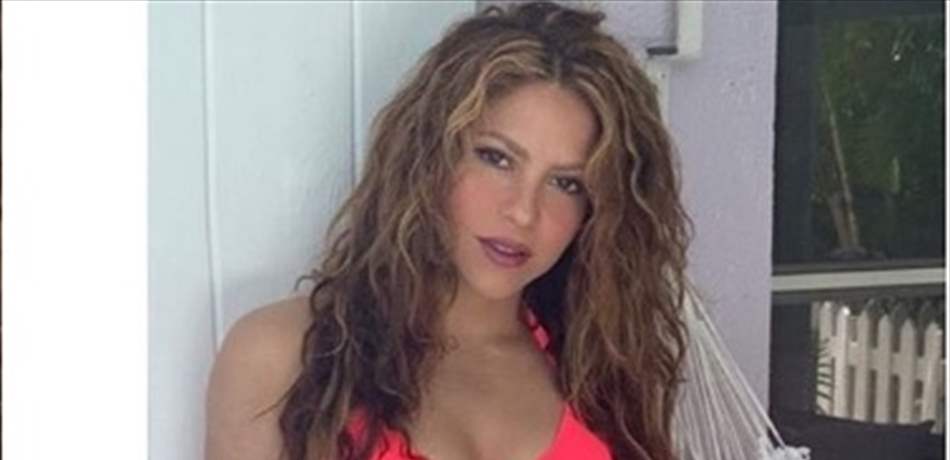 شاكيرا بالمايوه البرتقالي وميكي يقب لها صورة