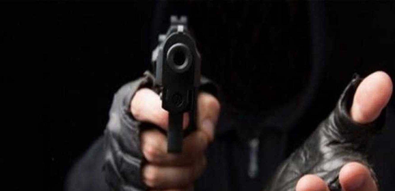 Пуля из пистолета. Пистолет целится. Демотиваторы стрельба. Клип комета. Джонни комета фото певца.