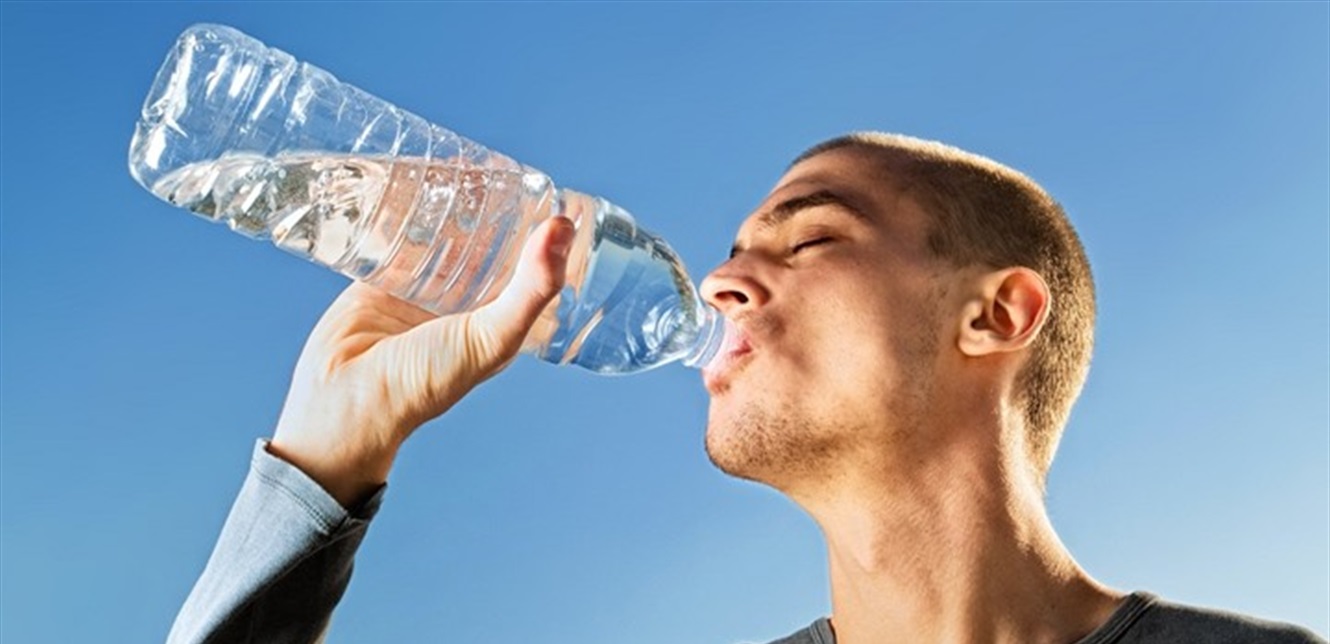 ماذا يحدث عند شرب لترين من الماء يوميا؟