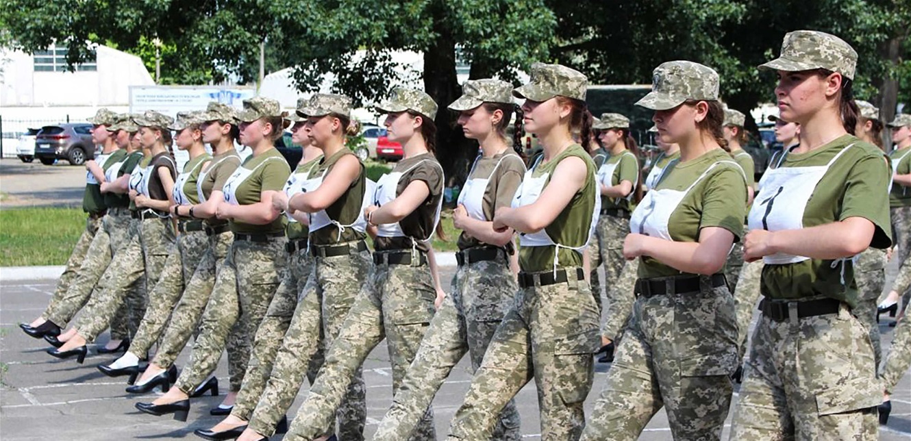 Установите группу военнослужащих женщин. Женщины военнослужащие. Женщины военные Украина. Украинские девушки военные. Женщины военнослужащие на параде.