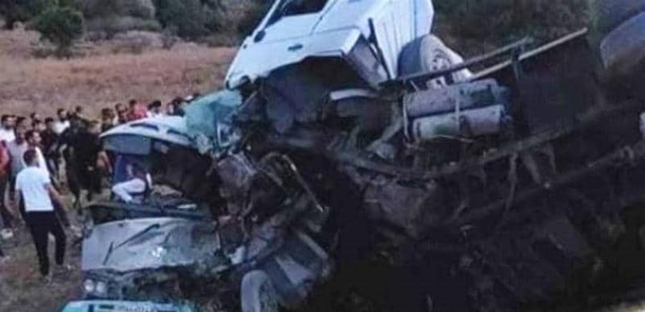 طارت السيارة وارتطمت بالعامود حادث سير مروع في ضهر الأحمر فيديو وصور