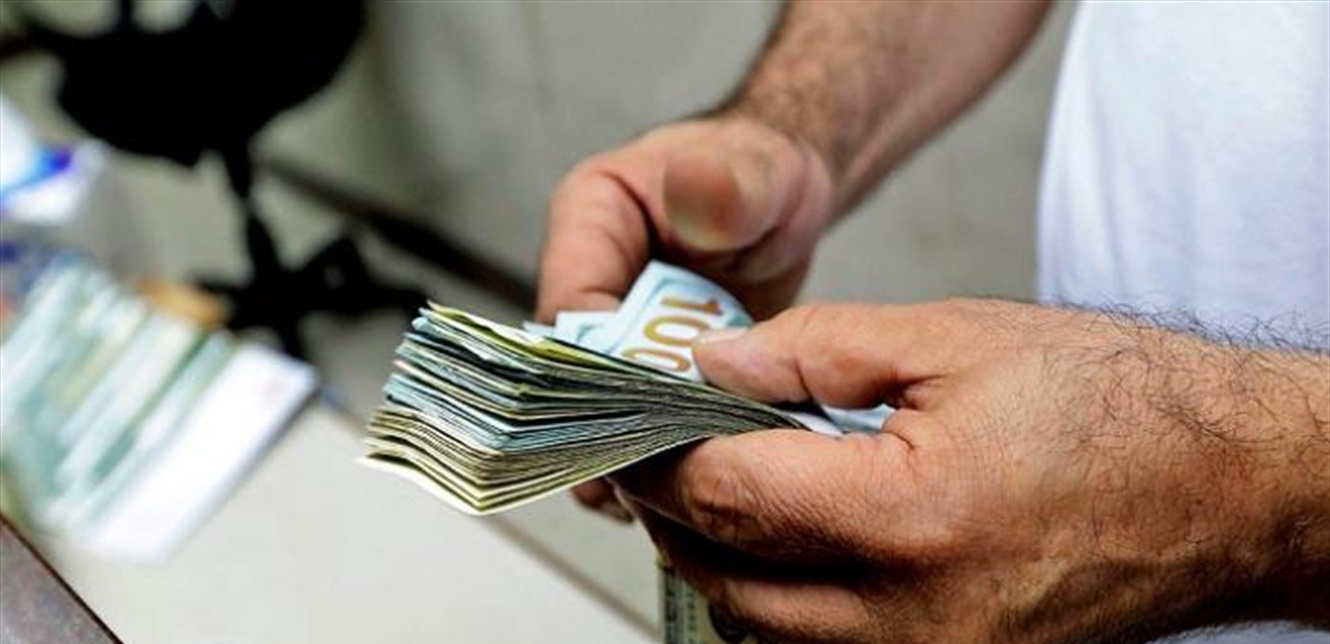 خبير اقتصادي يفسر اسباب ارتفاع سعر الدولار