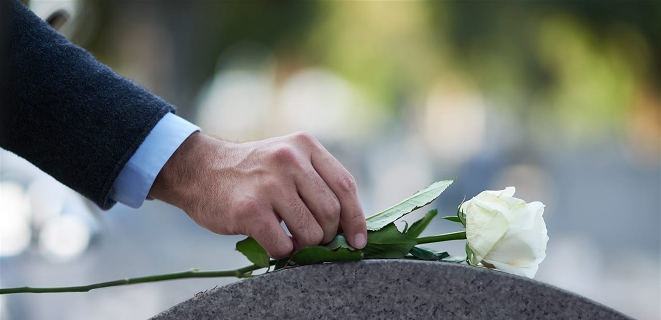 الموت يؤلم الفنان الشهير بأغلى الناس.. وهكذا نعاه – بوابة مشاهير