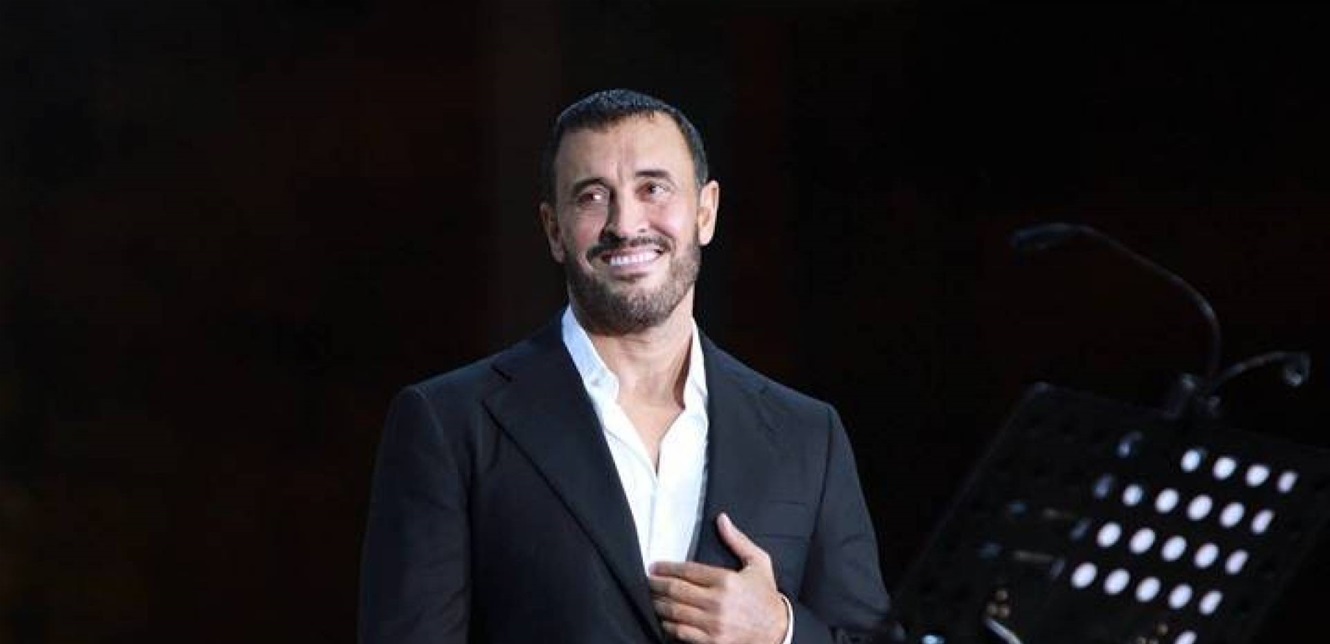 كاظم الساهر يظهر جالساً على الأرض داخل المطار… ما القصة؟ (صورة) – بوابة مشاهير