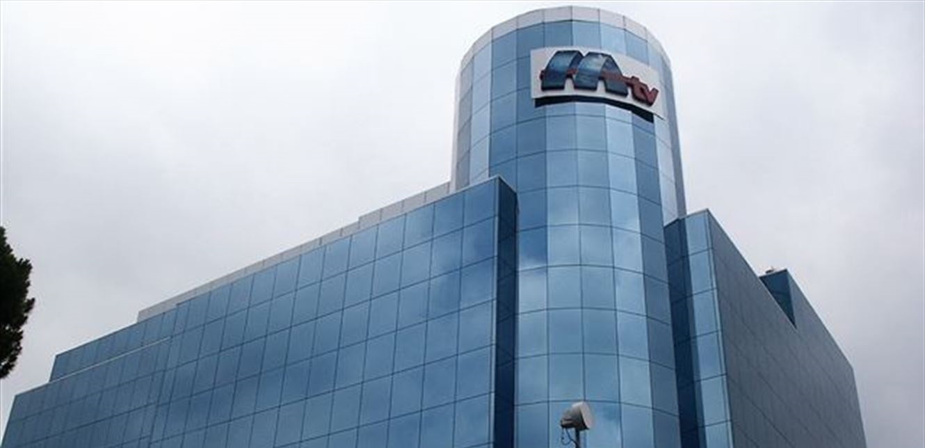 مذيع الـ MTV يدخل القفص الذهبي بأجواء مميزة.. تعرفوا إلى عروسه (صور وفيديو) – بوابة مشاهير