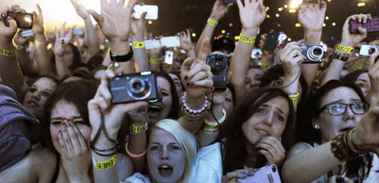 في مشهد غير مألوف على المسرح معجبات يطرحن فناناً أرضاً… شاهدوا ماذا فعلن به! – بوابة مشاهير