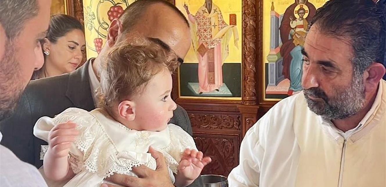 فنانة لبنانية تحتفل بعمادة ابنها في قبرص.. واعلامي مشهور العراب! (صور) – بوابة مشاهير