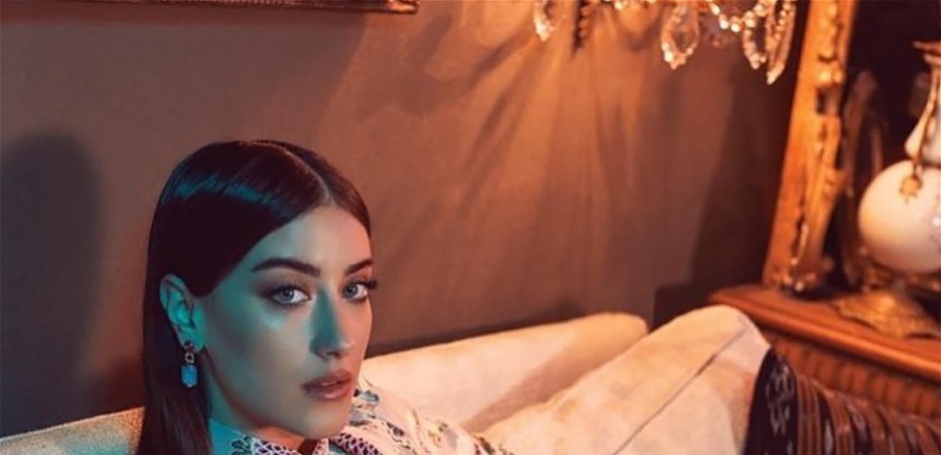 كشفت عن جنس المولود… هازال كايا تستعرض حملها ببطن مكشوفة – بوابة مشاهير