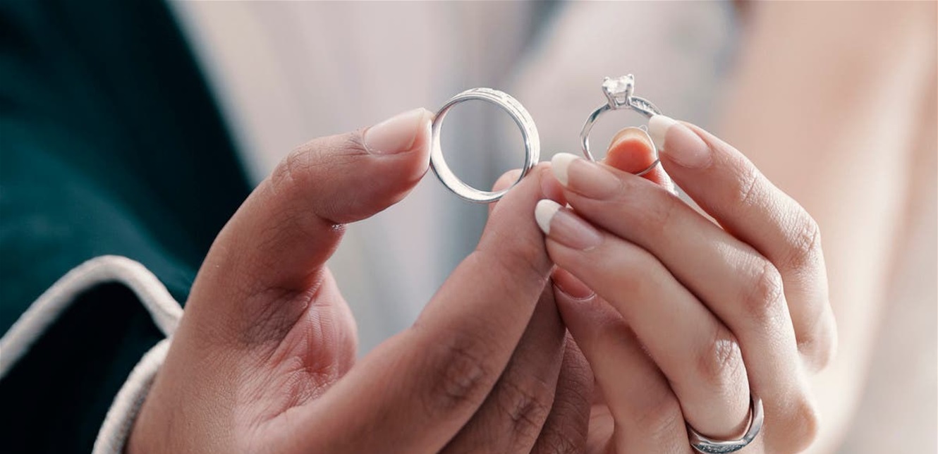 فنان شاب يعلن خطوبته.. ويفاجئ الجمهور بهذه الصورة – بوابة مشاهير