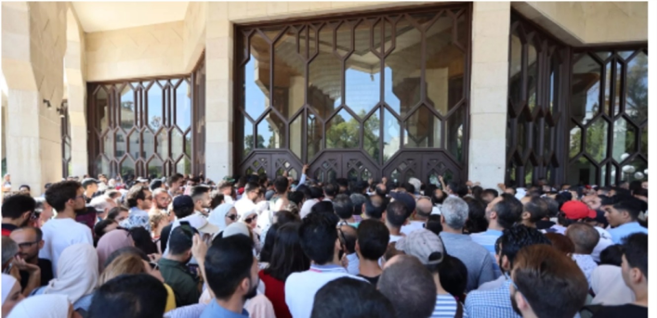 اشتباكات وحالات اغماء أثناء بيع تذاكر حفل هاني شاكر في دمشق (فيديو) – بوابة مشاهير