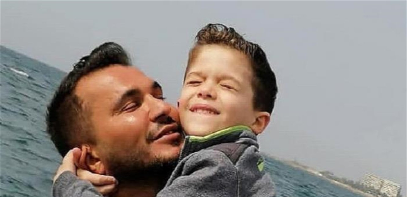 فيديو جديد لابن الفنان الراحل جورج الراسي يُدمي القلوب.. “انا كتير مبسوط بابي” شاهدوا براءته – بوابة مشاهير