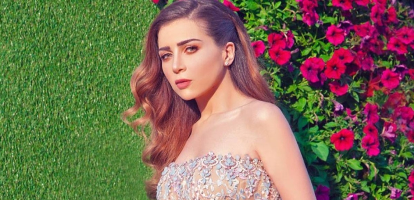 فنانة شهيرة تثير الجدل بفستان زفاف.. هل ارتبطت بالممثل الوسيم؟ (صورة) – بوابة مشاهير