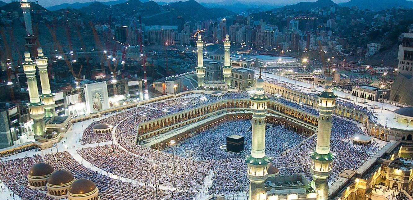 فنانة شهيرة تظهر بالحجاب وتؤدي مناسك العمرة عن شقيقها الراحل (صورة) – بوابة مشاهير